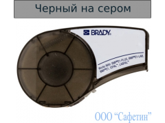 M21-375-595-GY Виниловая лента шириной 9,5 мм черные буквы на сером фоне.